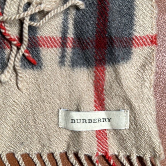 Burberry Classic Scarf - Picture 4 of 5